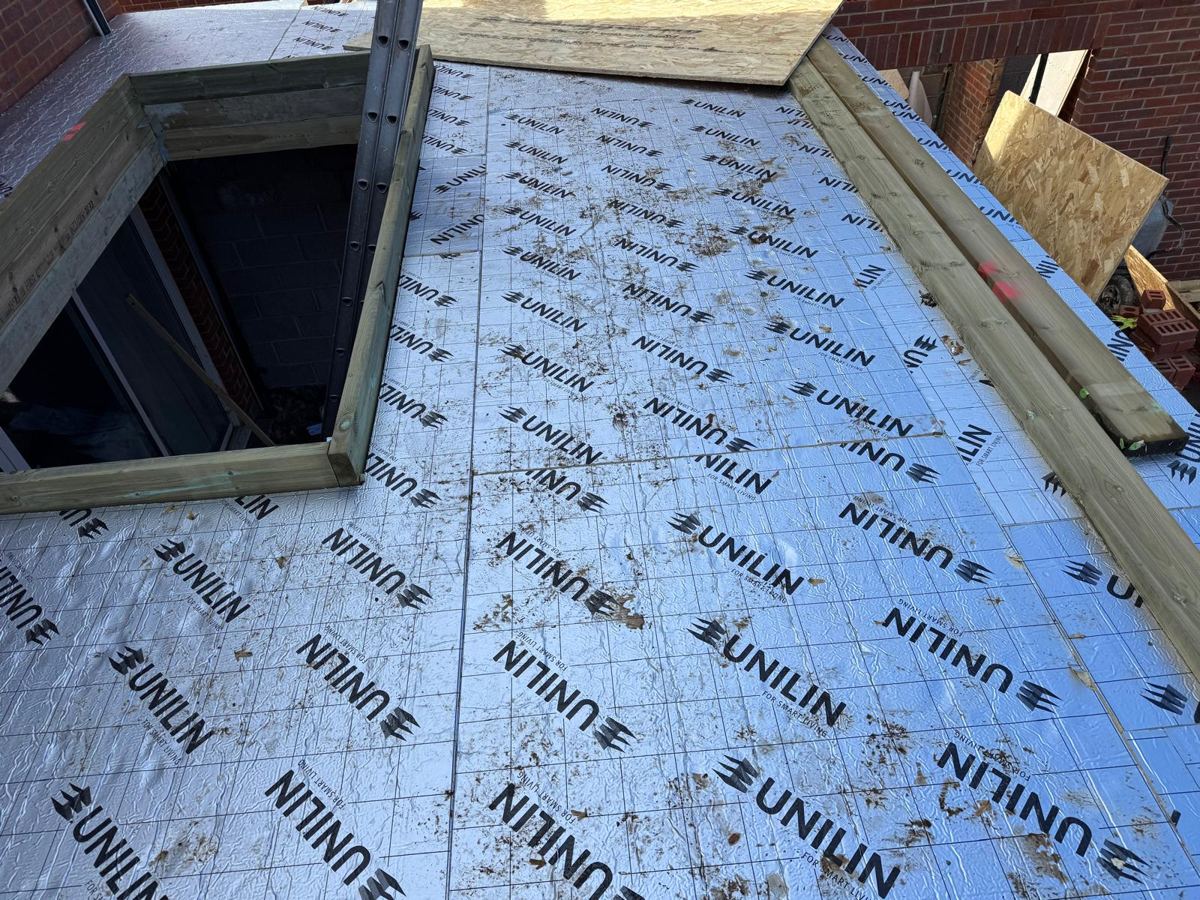 Insulated flat roof deck with the rooflight kerb formed